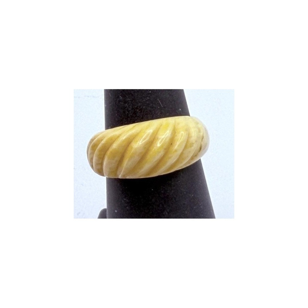 Cream Textured Lucite Acrylic Ring Chunky Ribbed Band Size 7.25